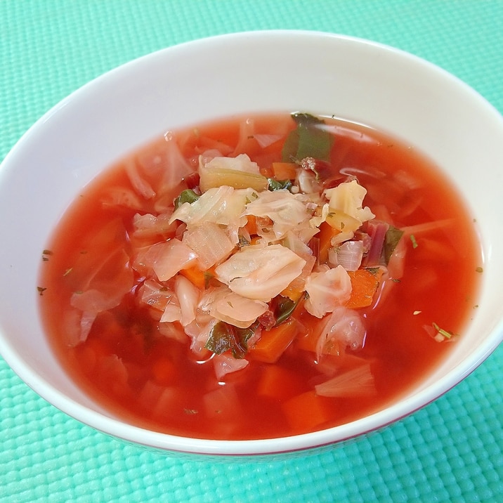 ビーツ葉でピンクの野菜スープ